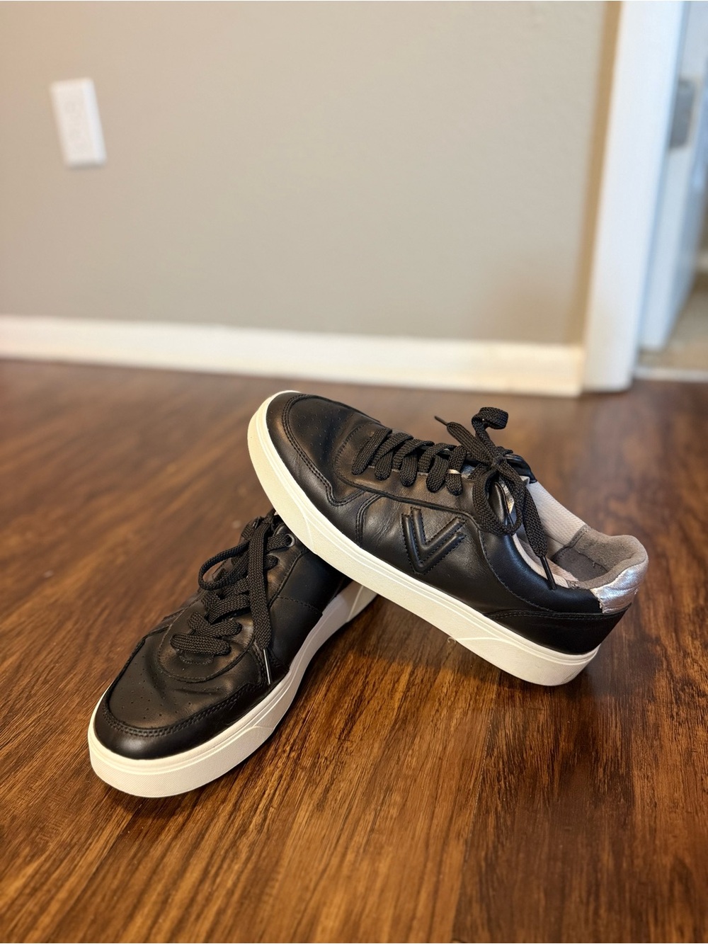 Vionic Kimmies Court Black Sneakers
Size 9.5